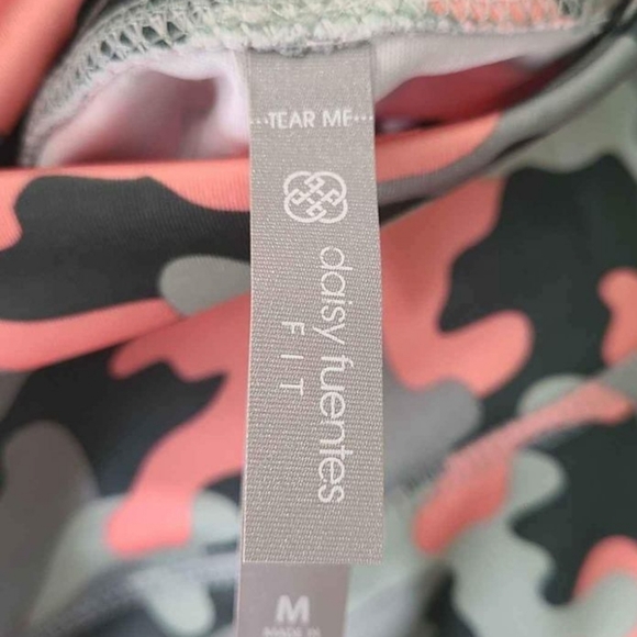 NWT Daisy Fuentes Orange Green Camo Bike Shorts Size Medium - Picture 2 of 5